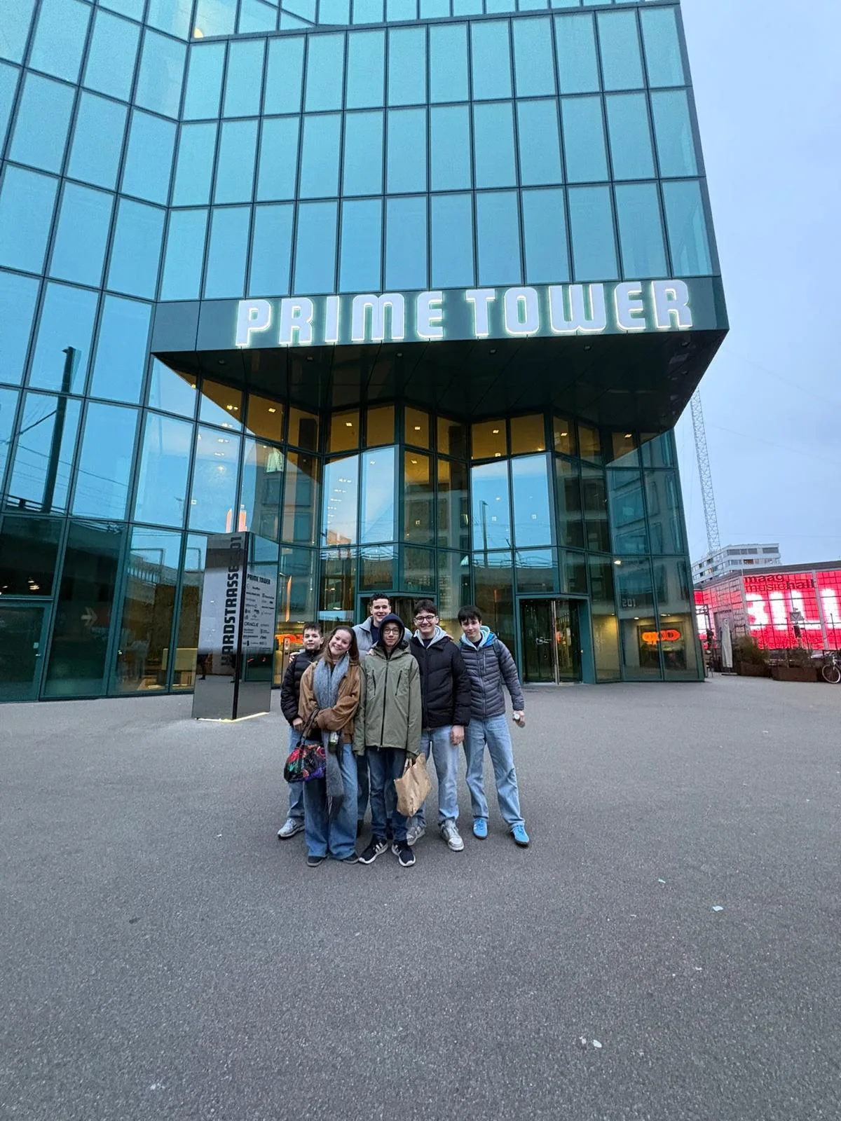 Die Mitglieder von «M8gum» vor dem Prime Tower, in dem die Pitch Competition von YES stattfand. Das Team von «M8gum» vor dem Prime Tower, in dem die Pitch Competition von «YES» stattfand.